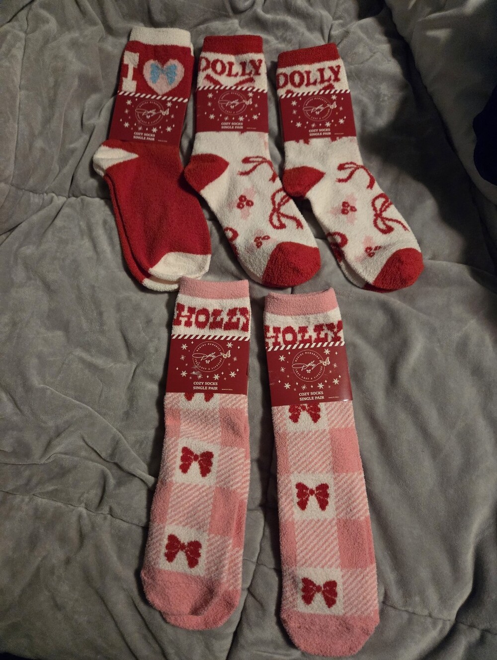 NWT 5 PAIR DOLLY PARTON CHRISTMAS COZY SOCKS. DESCRIPTION IN LAST PICTURE.